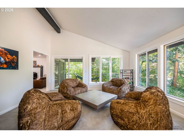 2022 FLORAL HILL Dr, Eugene, OR 97403