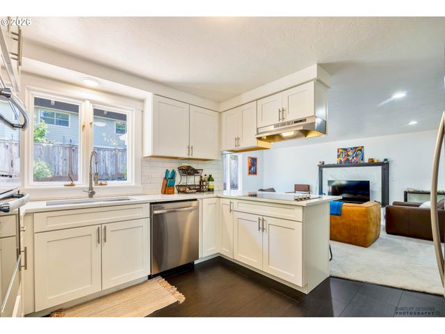 2022 FLORAL HILL Dr, Eugene, OR 97403