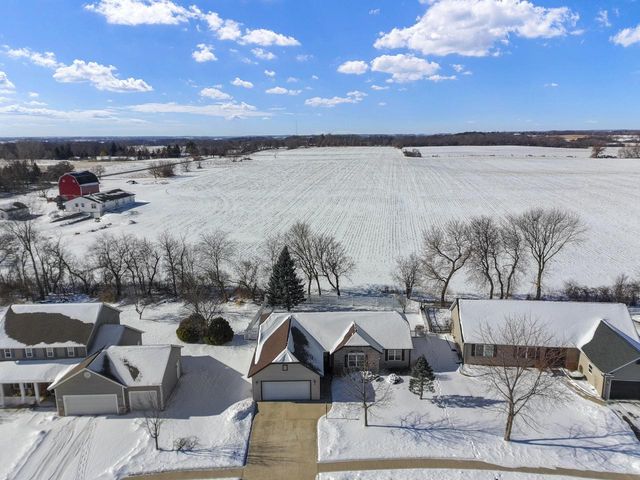 36 W Sedgemeadow STREET, Elkhorn, WI 53121