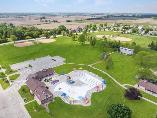 36 W Sedgemeadow STREET, Elkhorn, WI 53121