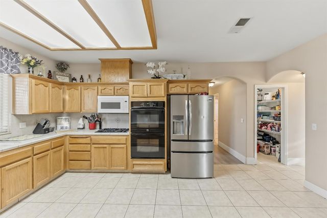 85 N Fairfax Avenue, Clovis, CA 93612