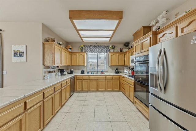 85 N Fairfax Avenue, Clovis, CA 93612