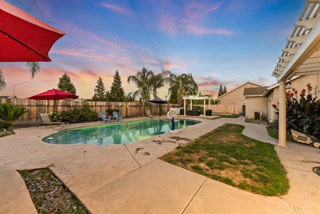 85 N Fairfax Avenue, Clovis, CA 93612