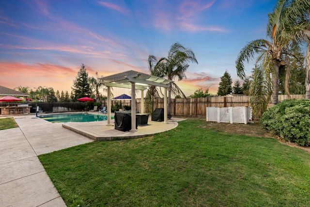 85 N Fairfax Avenue, Clovis, CA 93612