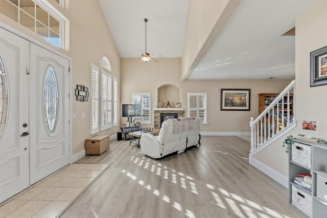 85 N Fairfax Avenue, Clovis, CA 93612