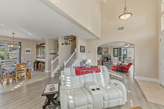 85 N Fairfax Avenue, Clovis, CA 93612
