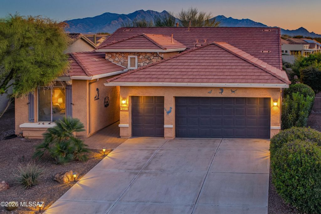 2212 E Bluejay Bluff Lane, Green Valley, AZ 85614
