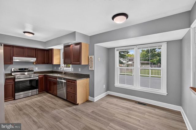 8209 SUNSET DR, Manassas, VA 20110