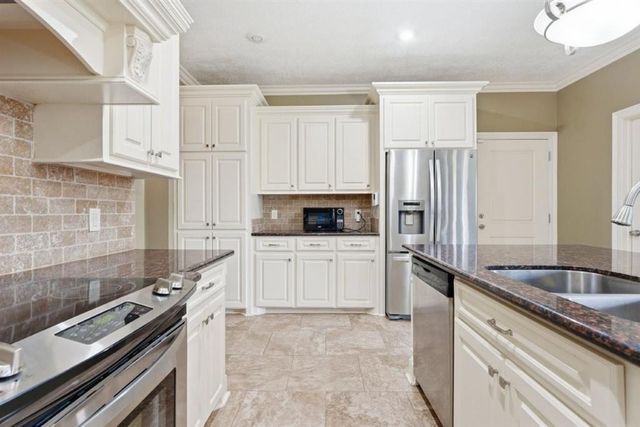 2651 Robinwood Drive E, Moss Bluff, LA 70611