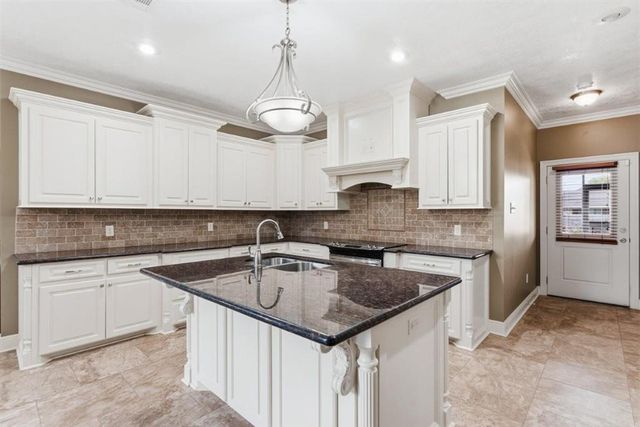 2651 Robinwood Drive E, Moss Bluff, LA 70611