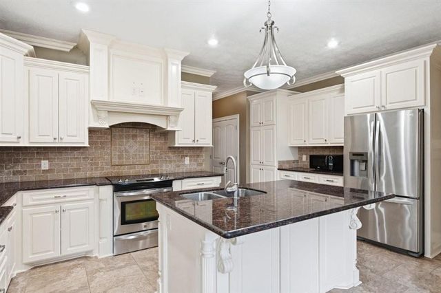 2651 Robinwood Drive E, Moss Bluff, LA 70611