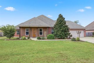 2651 Robinwood Drive E, Moss Bluff, LA 70611