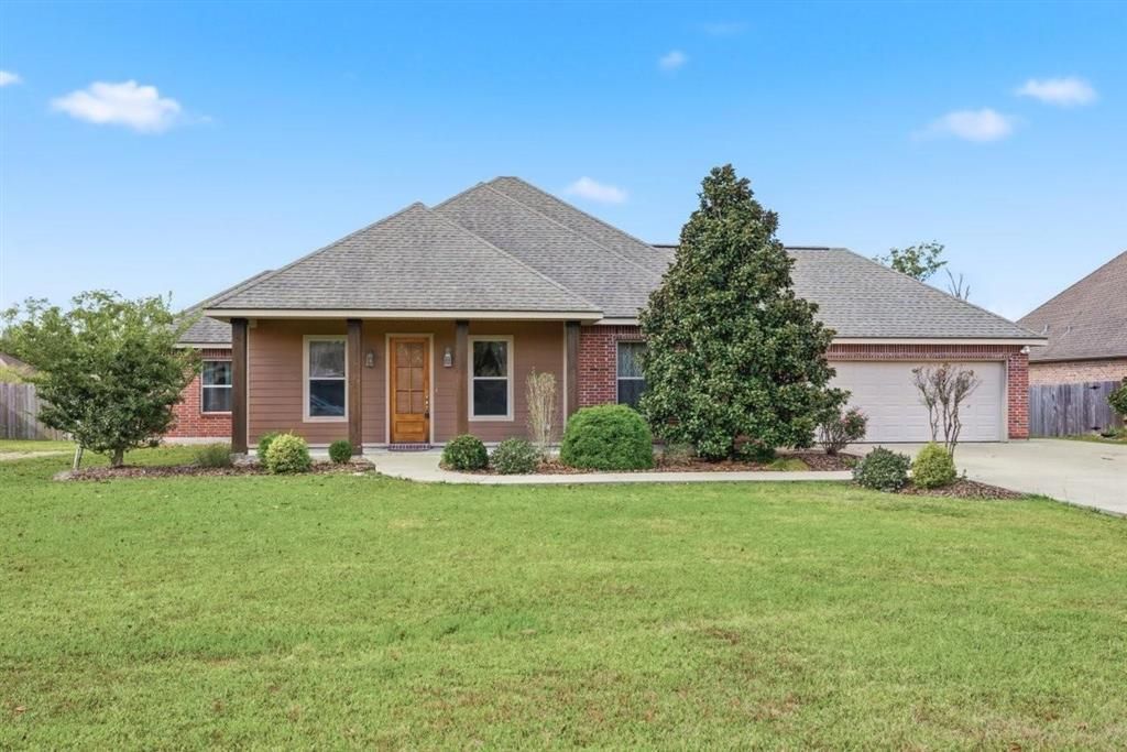 2651 Robinwood Drive E, Moss Bluff, LA 70611