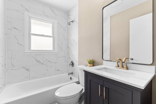 3900 W Kiley AVENUE, Milwaukee, WI 53209