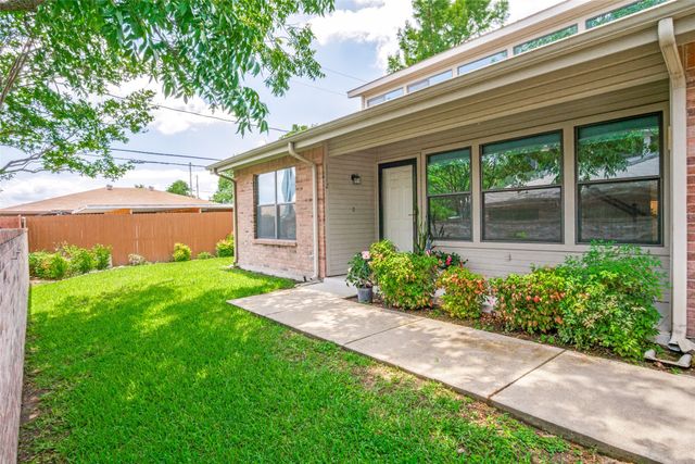 1112 Forest Creek Street, Benbrook, TX 76126