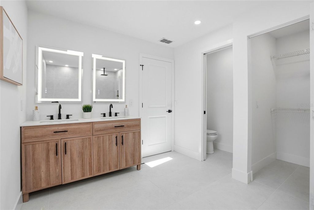 Image 25 of property listing at 4816 79TH AVENUE PLAZA E, Sarasota, FL 34243