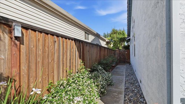 420 Falcon Ct, Tracy, CA 95376