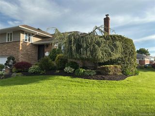 909 Berkshire Drive, Westbury, NY 11590