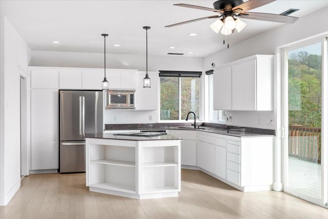 1401 7th Avenue, Gold Hill, OR 97525