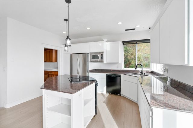 1401 7th Avenue, Gold Hill, OR 97525