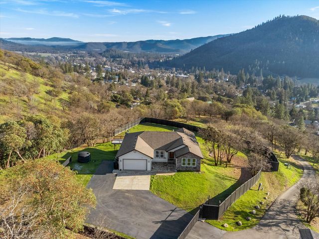 1401 7th Avenue, Gold Hill, OR 97525