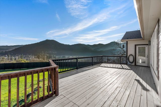 1401 7th Avenue, Gold Hill, OR 97525