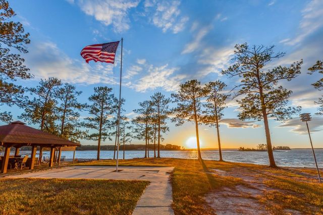 331 Shoreline Drive, Brookeland, TX 75931