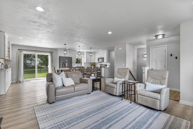 825 S LINCOLN STREET, Hortonville, WI 54944