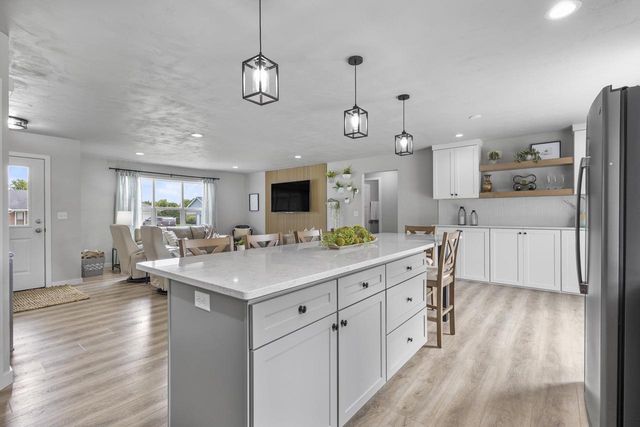 825 S LINCOLN STREET, Hortonville, WI 54944