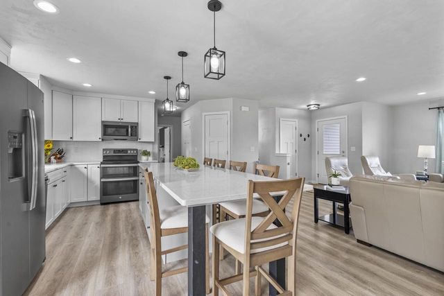 825 S LINCOLN STREET, Hortonville, WI 54944