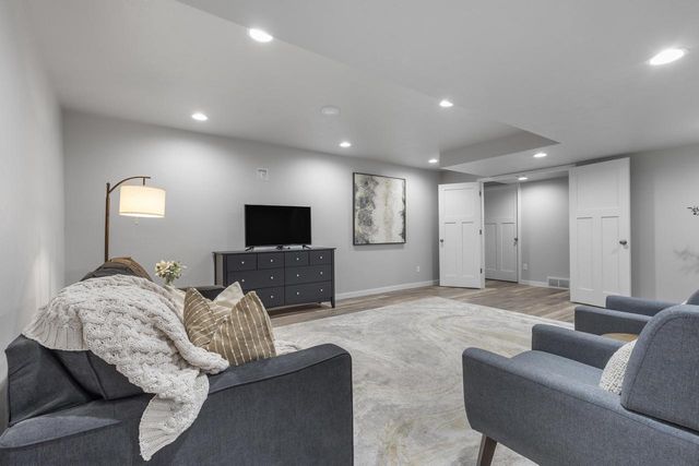825 S LINCOLN STREET, Hortonville, WI 54944
