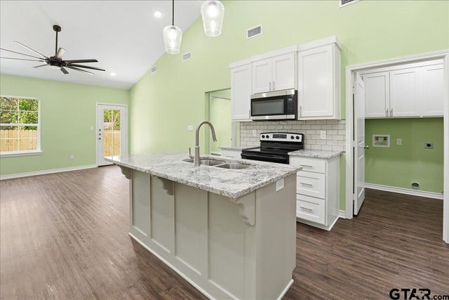 802 S Newsom Street, Mineola, TX 75773