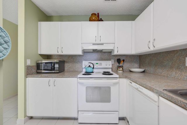 13757 Flora Place E, Delray Beach, FL 33484