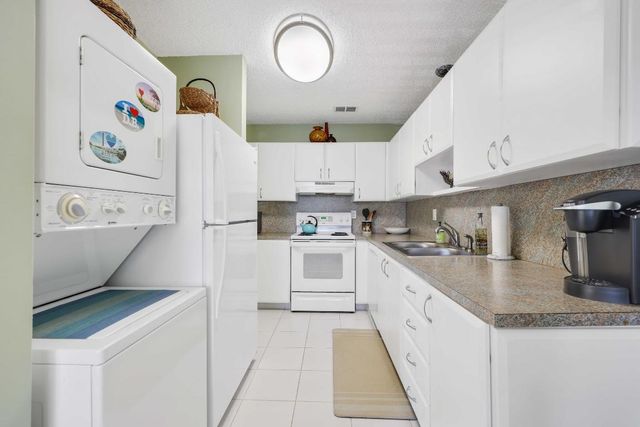 13757 Flora Place E, Delray Beach, FL 33484