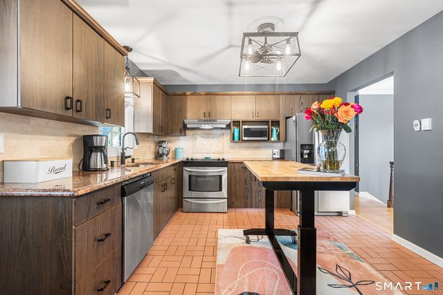 1 Deer Run Drive, Wolcott, CT 06716