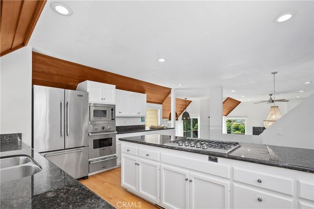 390 Saint Anns Drive, Laguna Beach, CA 92651