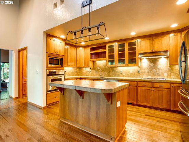 71 TANGLEWOOD Dr, Lake Oswego, OR 97035