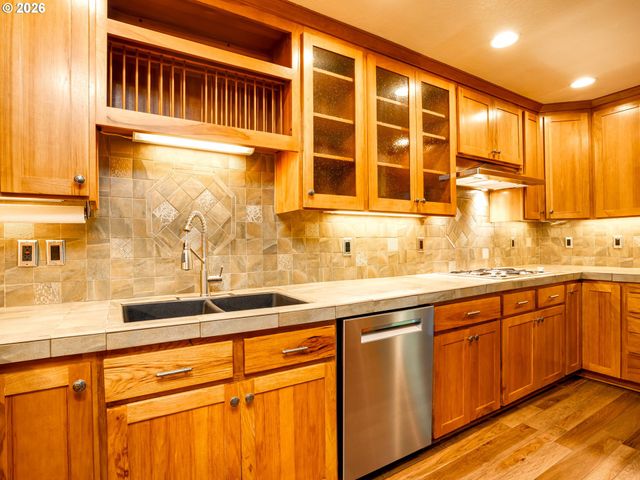 71 TANGLEWOOD Dr, Lake Oswego, OR 97035