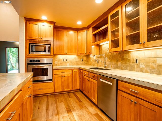 71 TANGLEWOOD Dr, Lake Oswego, OR 97035