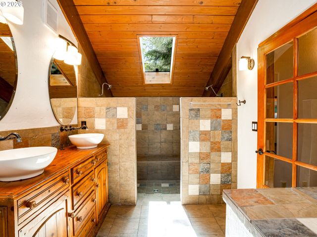 71 TANGLEWOOD Dr, Lake Oswego, OR 97035