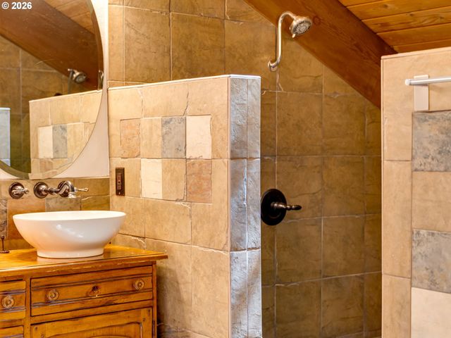 71 TANGLEWOOD Dr, Lake Oswego, OR 97035