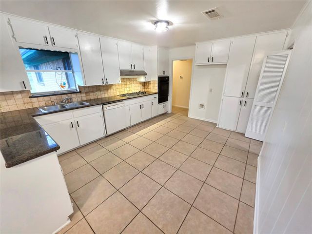 109 Poppy Street, Lake Jackson, TX 77566