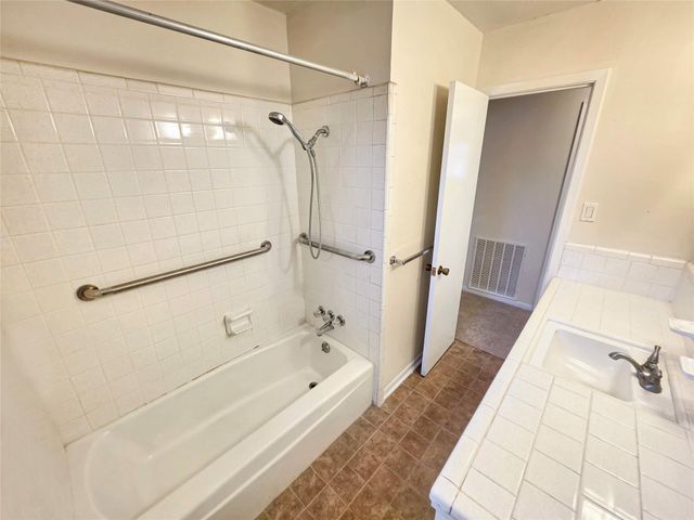 109 Poppy Street, Lake Jackson, TX 77566