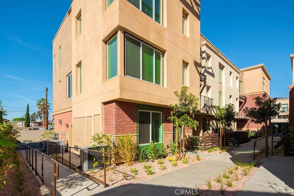 422 W Route 66 94, Glendora, CA 91740