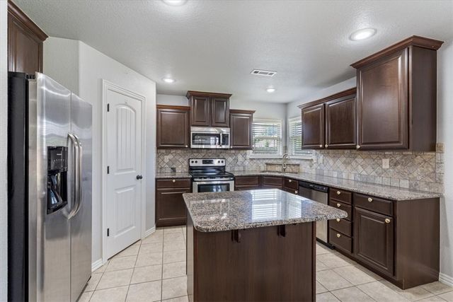 6210 S 38th Street, Rogers, AR 72758