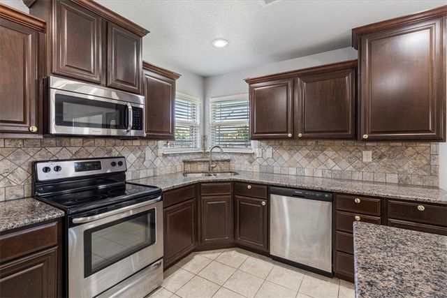 6210 S 38th Street, Rogers, AR 72758