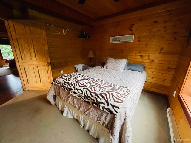 N8041 Harborview Drive, Munising, MI 49862