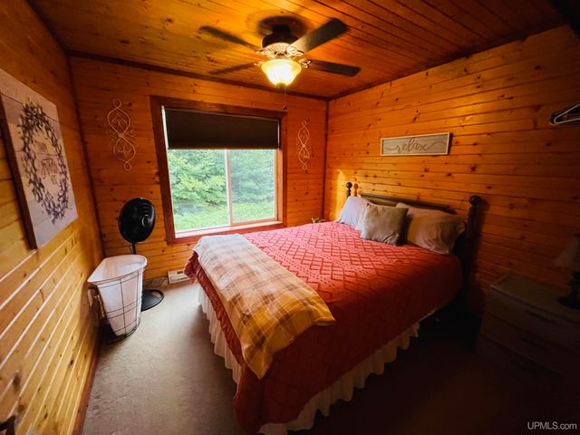 N8041 Harborview Drive, Munising, MI 49862