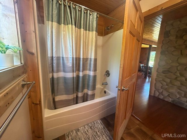 N8041 Harborview Drive, Munising, MI 49862