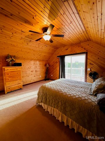 N8041 Harborview Drive, Munising, MI 49862